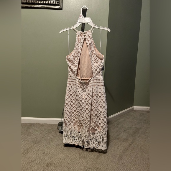 Beautiful fitted sheath dress, light tan/cream in color. - Picture 3 of 4